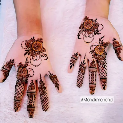 Sometimes, less is more. This is an example of my minimalistic Arabic floral design, perfect for guests or for someone who prefers a lighter, more elegant look. The patterns are delicate and spaced out.