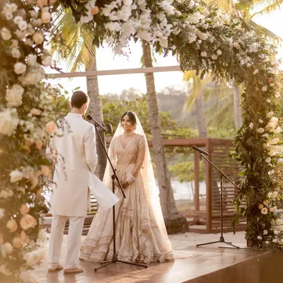 By the shore in Costa Rica, they took each other's hands. We styled them in ivory for their beach wedding, creating a serene and elegant look that harmonized with the natural surroundings.