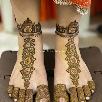 A minimal yet elegant bridal feet design. This style features a central trail of floral mandalas, with architectural anklets and detailed work on the toes.