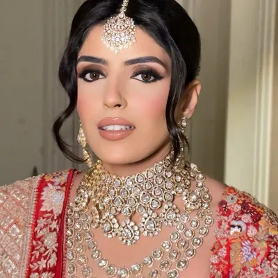 A closer look at this stunning bride's makeup. The focus is on the dramatic winged eyeliner and warm, blended eyeshadow, which beautifully accentuate her eyes. We paired it with a neutral lip color to maintain a sophisticated balance.