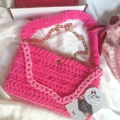 Our "Hey Chica" sling and baguette bag in a vibrant hot pink. This velvety soft and fluffy bag is perfect for parties and movies.