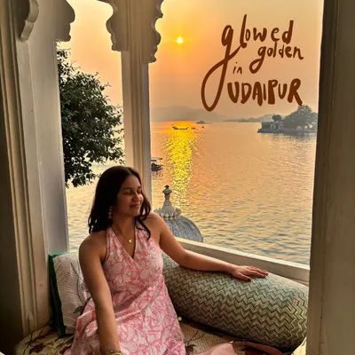 Glowing in golden Udaipur. I can add custom, elegant script and doodles to your sunset photos to make them even more magical.