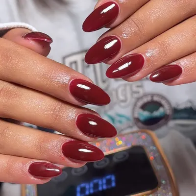 The perfect shade of deep red for the season. A classic, glossy single-color manicure on elegant almond-shaped nails.