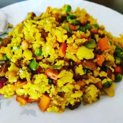 Maharaja Poha, a healthy and flavourful breakfast dish made with flattened rice, loaded with fresh vegetables like carrots, peas, and capsicum.