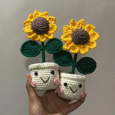My bestselling smiley sunflower pots! These two are ready to go to a new home together. They make for a perfect gift for friends or siblings.
