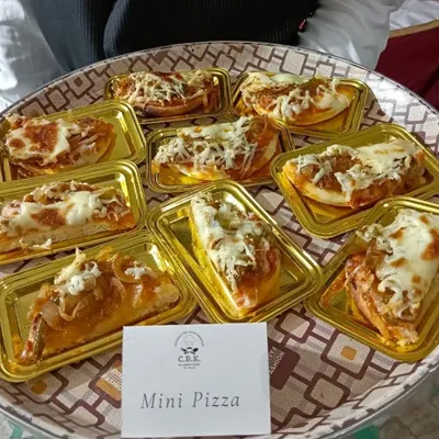 Our mini pizzas are a staple for kids' parties. Served on convenient single-portion trays, they are easy for little hands to hold and a guaranteed favorite among young guests.