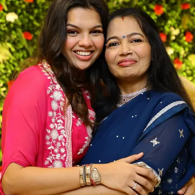 It’s in the Mehta blood to look the prettiest. I loved dolling up my beautiful mom and sister. For my mom, we focused on an elegant look for matured skin that was comfortable and radiant. ❤️