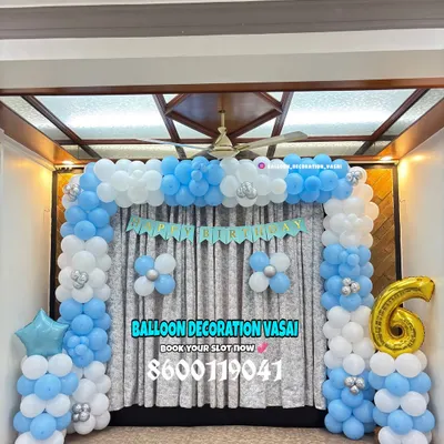 A simple balloon arch in blue and white for a 6th birthday. This setup is perfect for creating a photo corner at home.