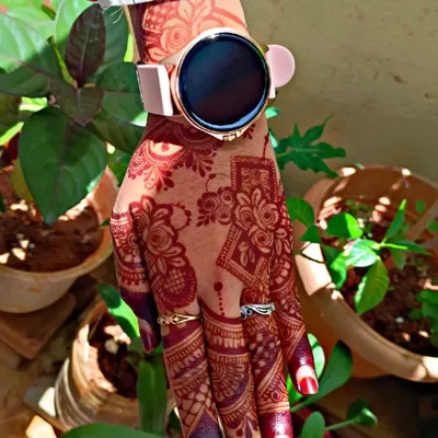 A close-up of the vibrant, mature henna stain in natural sunlight. Notice the crisp lines and deep red tones that come from pure, high-quality henna powder.