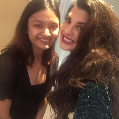 A little throwback to styling the stunning Jacqueline Fernandez for one of her events. It was such a blast working with her, and she looked absolutely incredible. Experiences like these have shaped my approach to creating star-quality looks for my clients.