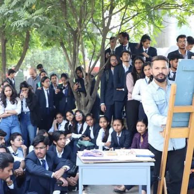 A group of students from D.Y. Patil College in Pune, gathered for an on-the-spot landscape painting demonstration and workshop.