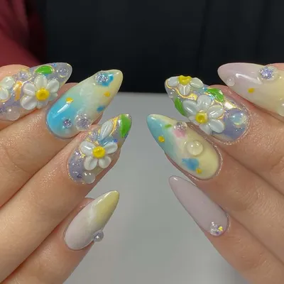 A garden on your fingertips. This adorable set features hand-sculpted 3D daisies, a pastel watercolor background, and tiny dewdrop effects.
