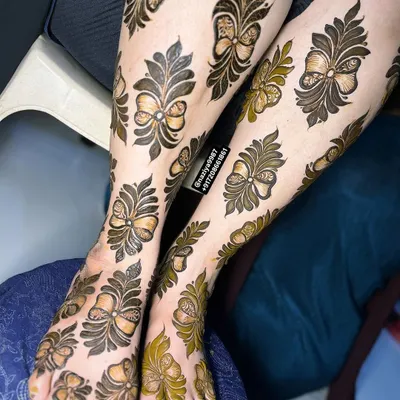 A unique and modern design for the legs, featuring a repeating pattern of bows and leaves. This is a fun alternative to traditional floral patterns.