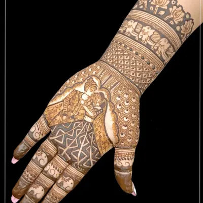 This stunning varmala scene was created by one of my students. It shows the high level of detail and storytelling they learn to incorporate into their bridal mehndi.