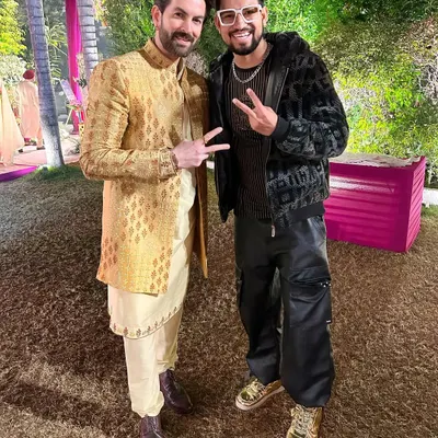 It was great meeting the humble and talented Neil Nitin Mukesh at a wedding event. Moments like these are a fantastic part of my journey as an artist.