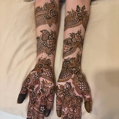 A classic non bridal Indo-Arabic design, featuring prominent peacock and floral motifs with lots of open space to make the patterns pop.
