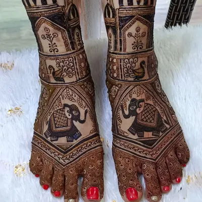 This full-coverage bridal feet mehendi features majestic elephants, a symbol of royalty and good fortune. The design covers the entire foot for a truly grand look.