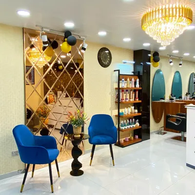 The finished 'House of Hair' luxury salon is all about creating a premium experience. The large, diamond-cut rose gold mirror not only adds glamour but also visually doubles the space, making it feel grand and opulent.