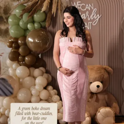 A beautiful mom-to-be glowing in her green boho dream. We used pampas grass and a mix of green and brown balloons for this teddy-themed baby shower, creating a natural and earthy feel.