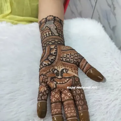 A beautiful single-hand design done by my talented team. This style is perfect for a bridesmaid or guest who wants an intricate but not overly heavy look.