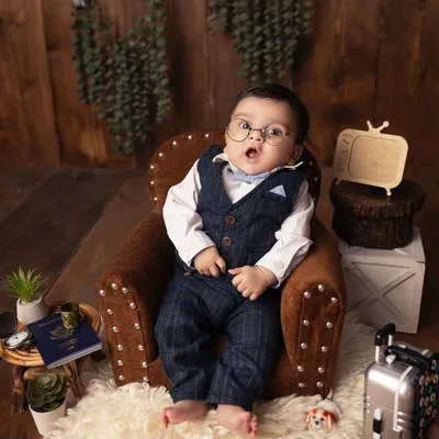 Look at that surprised expression! Sitter sessions are perfect for capturing the full range of your baby's budding personality, from curious gazes to wide-eyed wonder.