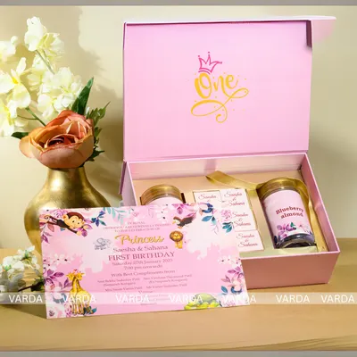 Celebrate your little one's first birthday with this adorable princess-themed invitation box. The pink box holds gourmet jars and a matching invitation card with a cute jungle animal design.