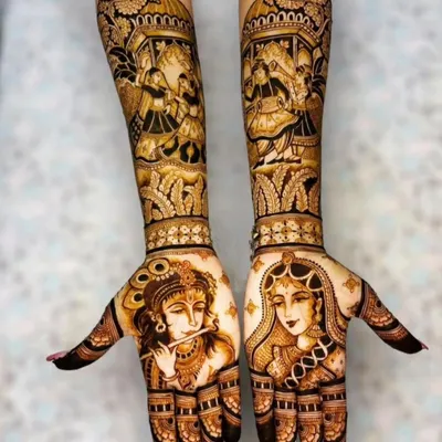A divine depiction of Radha and Krishna, perfect for adding a spiritual and artistic touch to your bridal henna. The fine lines and shading bring these portraits to life on the palms.