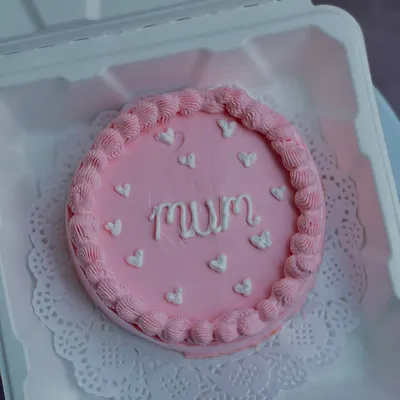 Sometimes the sweetest celebrations are the smallest. Our adorable pink bento cake with "mum" written in delicate script is the perfect way to show your love, whether it's for Mother's Day or just because.