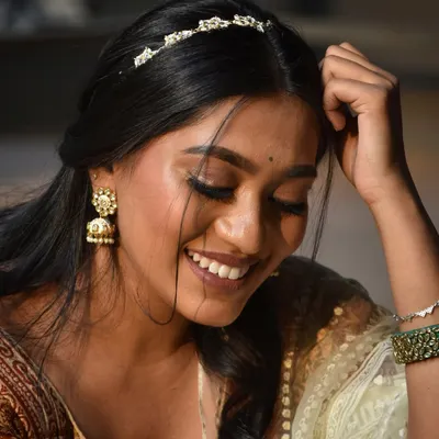 That happy glow when your makeup feels just right. This is the kind of effortless, "no makeup" makeup look we will perfect in my workshop. It’s perfect for everyday confidence and lets your natural beauty shine through.