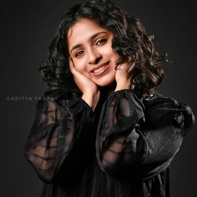 For this brand shoot with Annamma Curls, the goal was to create a warm and approachable portrait. The soft lighting and her genuine smile highlight the brand's friendly personality, while keeping the focus on her beautiful curly hair.