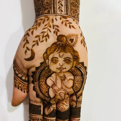 A close up of a cute baby Krishna, a much loved motif for baby shower mehendi. This design is perfect for bringing blessings and a touch of playful divinity to your celebration.
