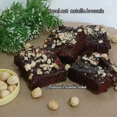 My Hazelnut Nutella brownies are a crowd favorite. These eggless brownies have a rich chocolate base, are topped with a layer of Nutella, and sprinkled with crunchy roasted hazelnuts.