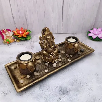 Yeh Ganesh Candle Stand Decor set ek bahut hi sundar aur modern gift option hai. Ise aap table par sajane ke liye istemal kar sakte hain.