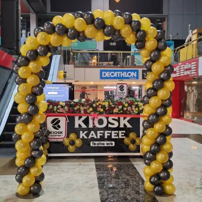 This is my specialty: creating decorations that match your brand identity. For Kiosk Kaffee, I used their signature black and yellow to build this eye-catching balloon arch, ensuring their launch was instantly recognizable.