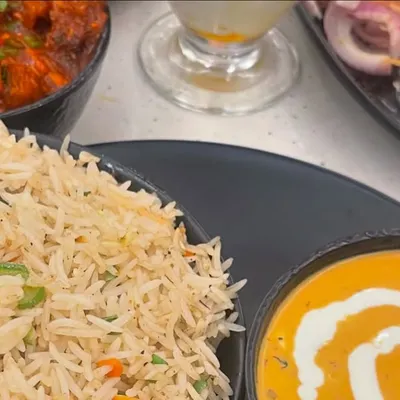 A comforting North Indian meal of vegetable fried rice served with a creamy dal makhani.