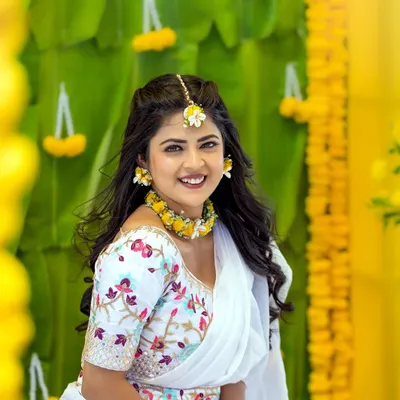 A fresh and vibrant Haldi look for actress Mansi Joshi. I used minimal makeup to keep the look natural, paired with beautiful floral jewellery.