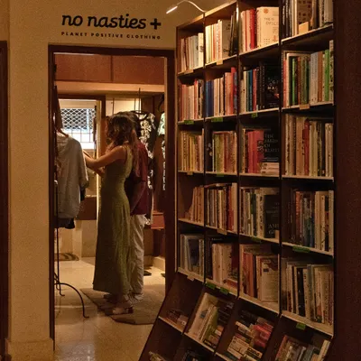 A peek into the No Nasties corner, right next to our bookshelves. Here you can browse planet-positive clothing made from organic cotton while waiting for your coffee. It’s a seamless shopping experience.