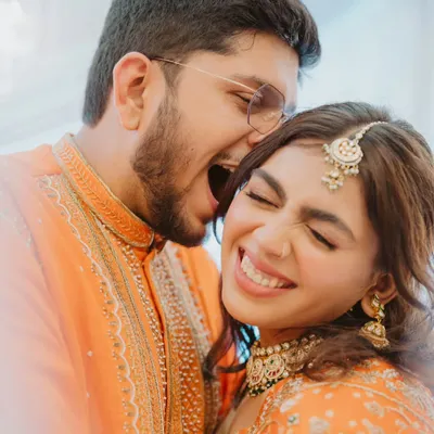 This is the kind of real, unguarded moment I love to capture. Jeet's playful bite and Hinal's infectious laugh during their engagement ceremony perfectly encapsulate their fun-loving relationship.