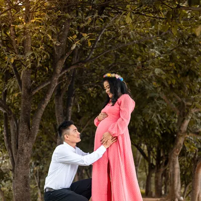 A moment of pure adoration between parents to be. In a beautiful wooded setting, the father to be kneels to lovingly gaze at his partner and their growing baby bump. This outdoor maternity session was filled with such sweet, heartfelt interactions.