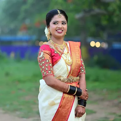 This bride looks stunning in a classic Kerala Kasavu saree. She is wearing a layered gold jewellery set from my collection, including a beautiful mango mala.