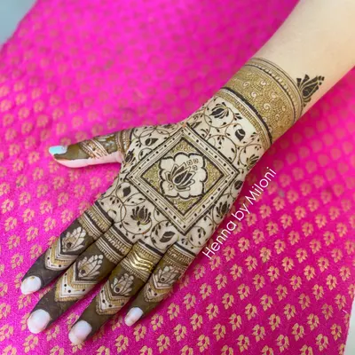 A beautiful and quick design perfect for a guest at a wedding or for a festival. The central floral motif is elegant and covers the back of the hand nicely.