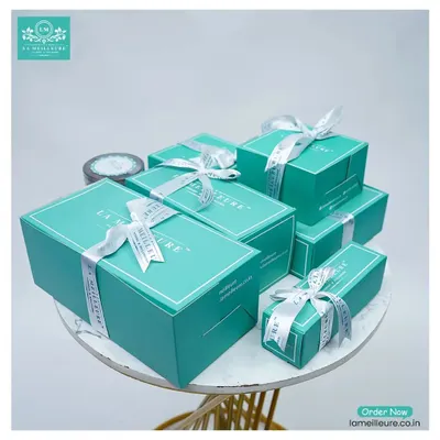 Our signature gift boxes are designed to impress. The distinct teal color and elegant ribbon make our hampers a beautiful gift for any personal or corporate event.