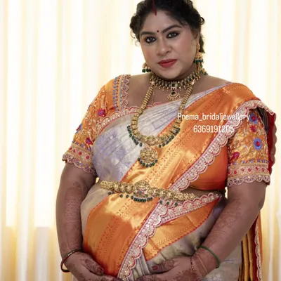 This mom-to-be is glowing at her baby shower. She chose a beautiful antique temple jewellery set, including a choker, haaram, and vaddanam, to celebrate this special day.