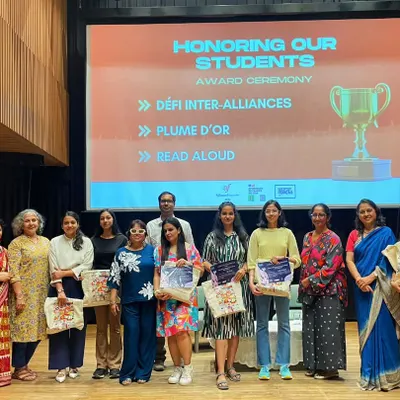 Honoring our brilliant students at an award ceremony. We celebrated winners of the Défi Inter-Alliances, La Plume d’Or, and Read Aloud competitions. Félicitations à tous!