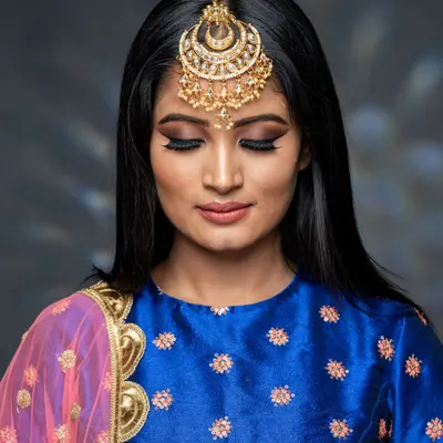 A detailed close-up of the sharp, defined smokey eye I created for this photoshoot. The look is intense yet clean, paired with a perfectly sculpted brow and dramatic lashes.