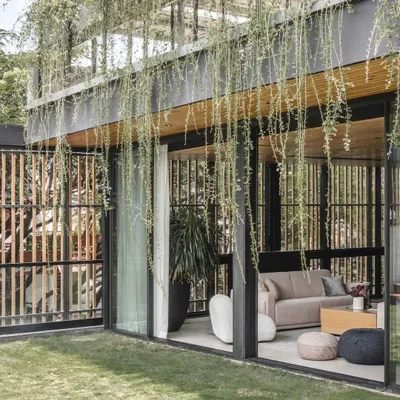 This terrace was designed for versatility. The lawn serves as a play area for children, a spill-out space for parties, or a spot for outdoor fitness, all while being visually connected to the indoor lounge.