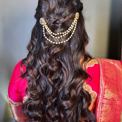A beautiful half-up, half-down hairstyle with soft curls for my Gujarati bride. The delicate hair accessory adds a touch of elegance and completes the romantic look.