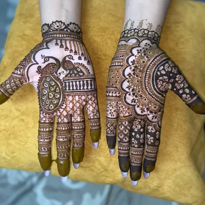 A perfect example of a design for the bridal party. This half-hand design features a beautiful peacock on one hand and an intricate mandala on the other.