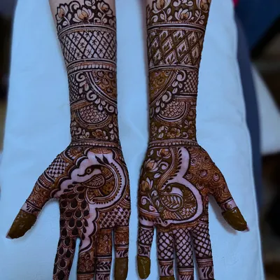 A classic peacock henna design, a popular and auspicious choice for brides. I teach how to create these beautiful motifs in my advanced course.