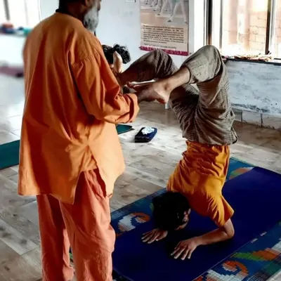 During the Level 2 Teacher Training, I provide hands-on assistance for advanced postures like Vrischikasana. This course is designed to deepen a teacher's personal practice and understanding.